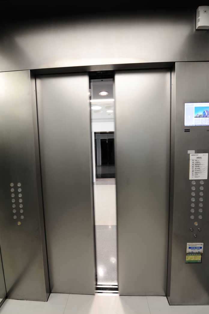 其中常见的,莫过于电梯失控,开始垂直掉落,里面乘客自然无一幸存.